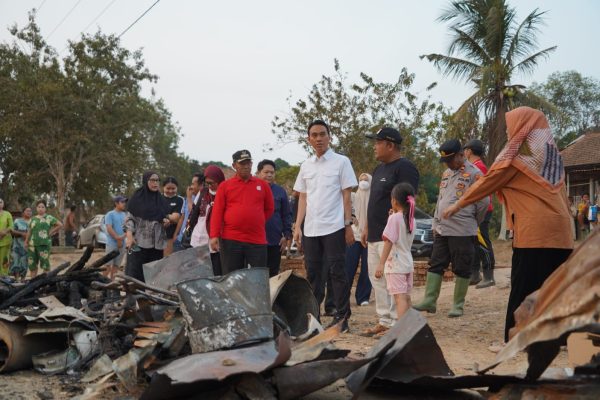 Kebakaran Hanguskan Tiga Rumah di Bukit Batu OKI, Muchendi Datangi Korban